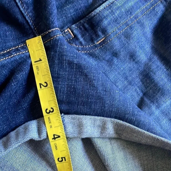 Levi’s mid-length women’s shorts Cuffed hem Dark wash Women’s size 33 - Picture 7 of 12